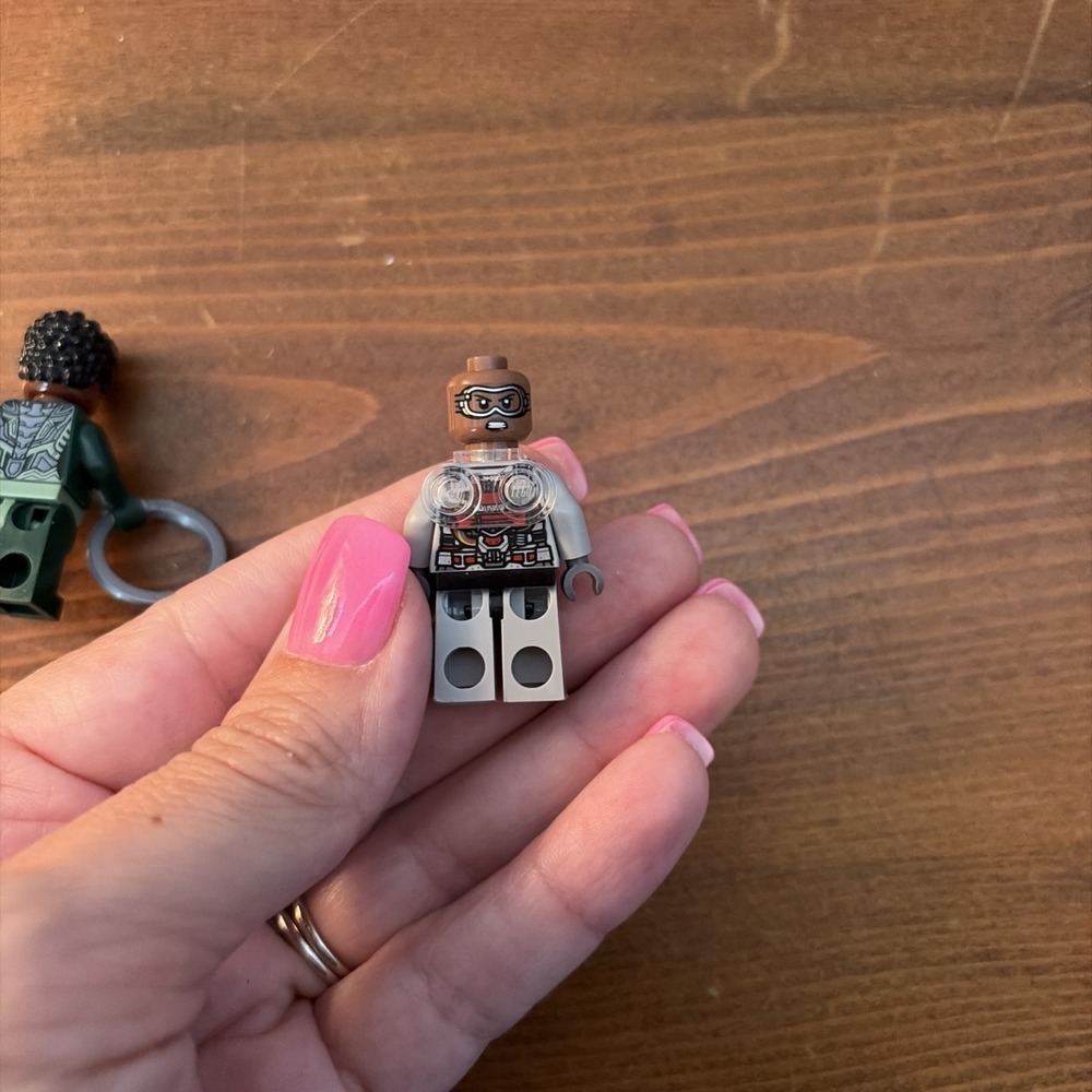 LEGO - Nakia minifigure dark green suit & Lady Iron heart‎ - Picture 5 of 5